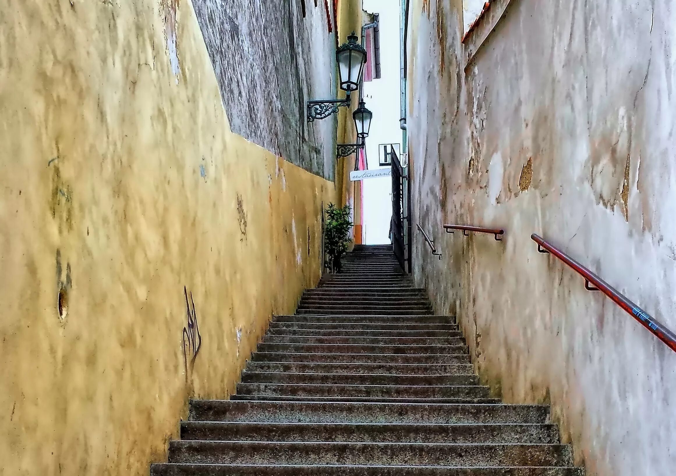 Дом на улице другой. Лестница в переулке. Лестницы в переулках между домами. Переулки Праги. Старые ступени переулок.