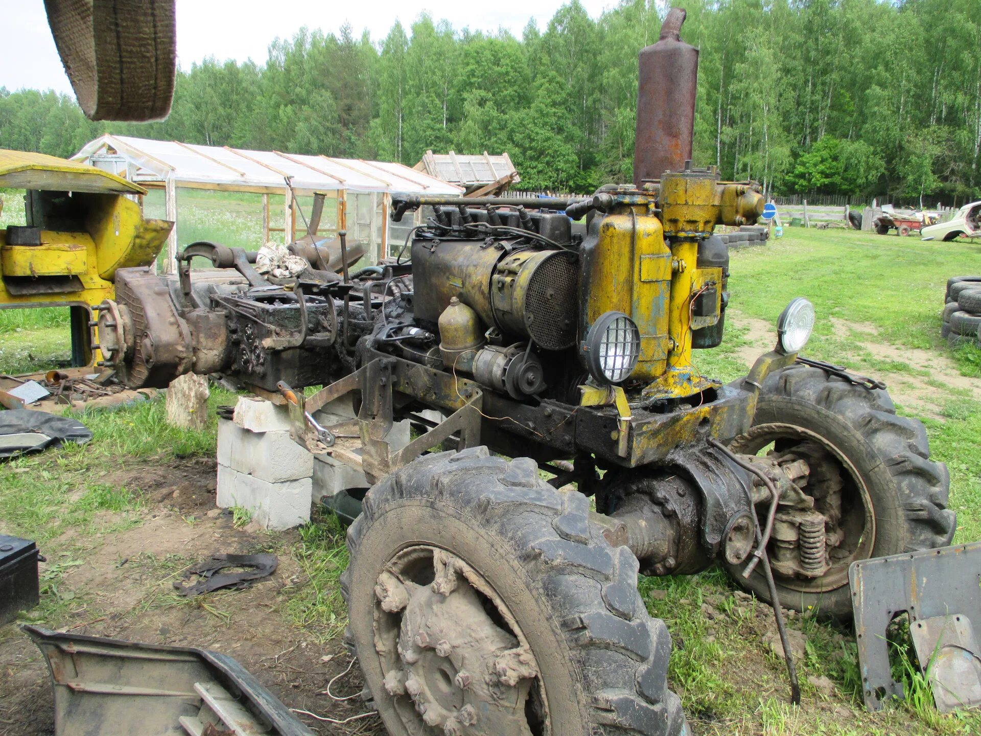 Как разбирают трактор. Трактор лтз т-40ам. двигатель трактора лтз т40. трактор т-40 ам. разобранный трактор т 40.