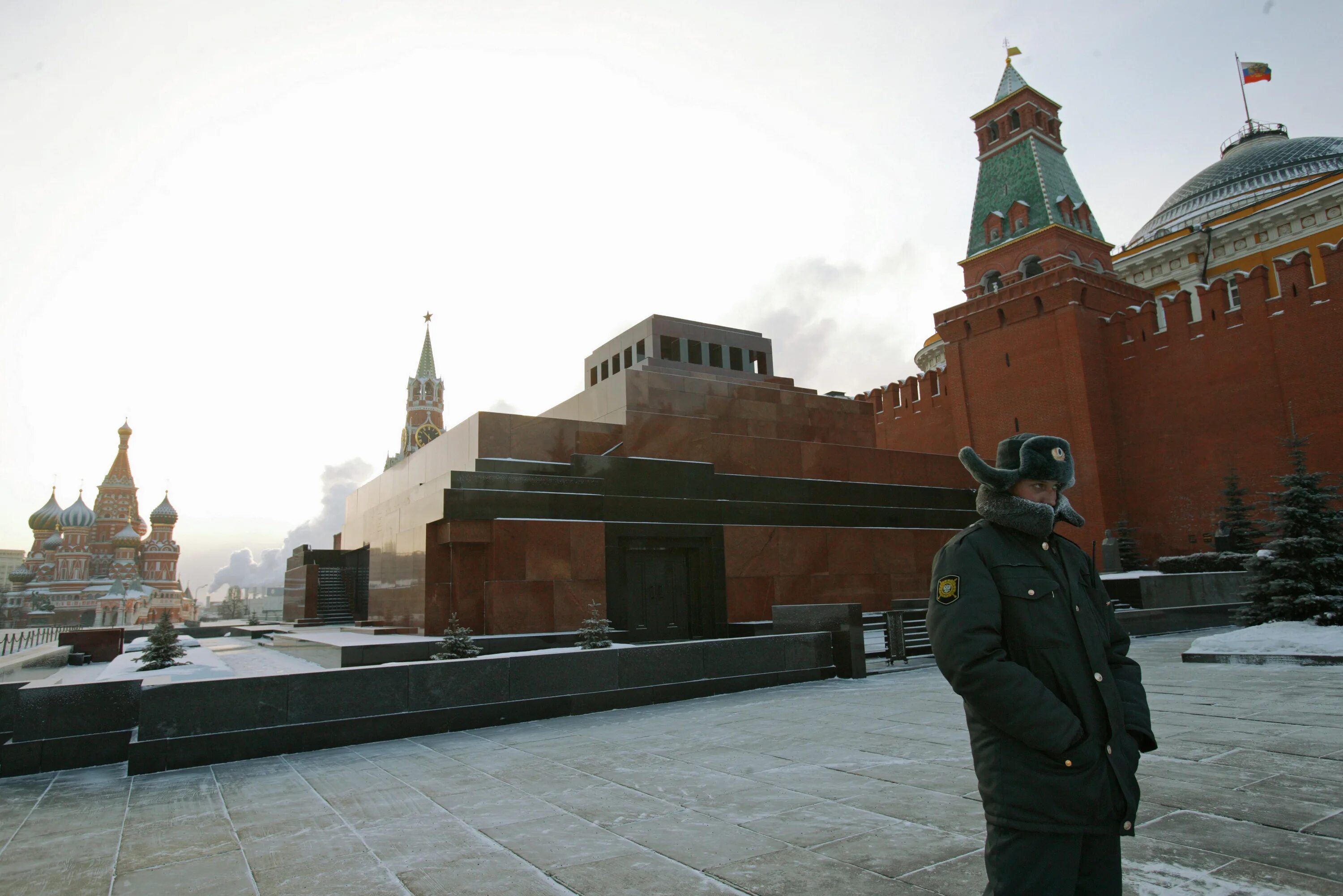 Автор мавзолея ленина. Ленин на красной площади в мавзолее. Мавзолей Ленина внутри на красной площади. Ленин в Кремле в мавзолее.