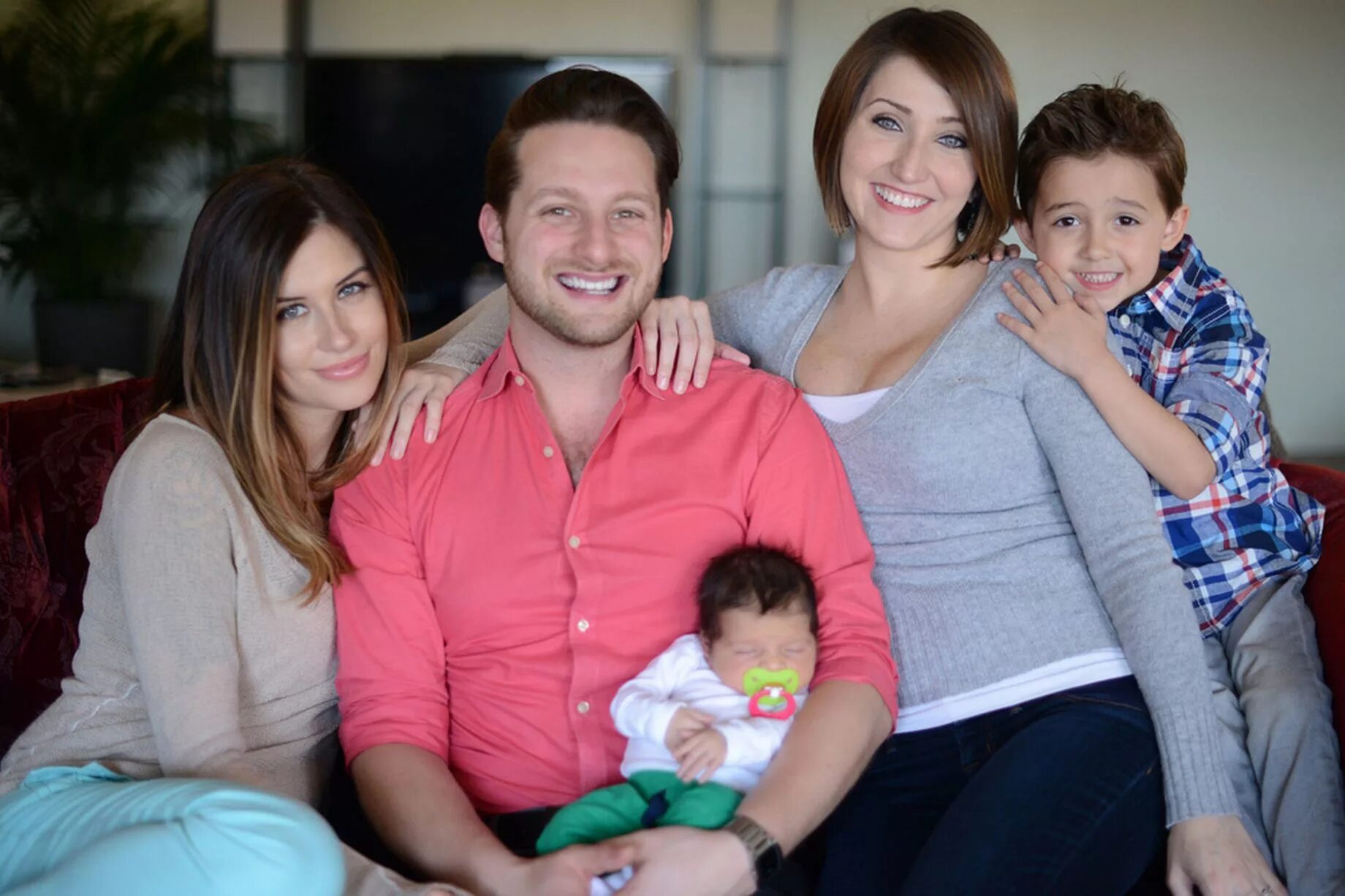 семья с двумя детьми. современная семья. жить с женщиной с 2 детьми. родители с малышом. счастливая семья со спины.