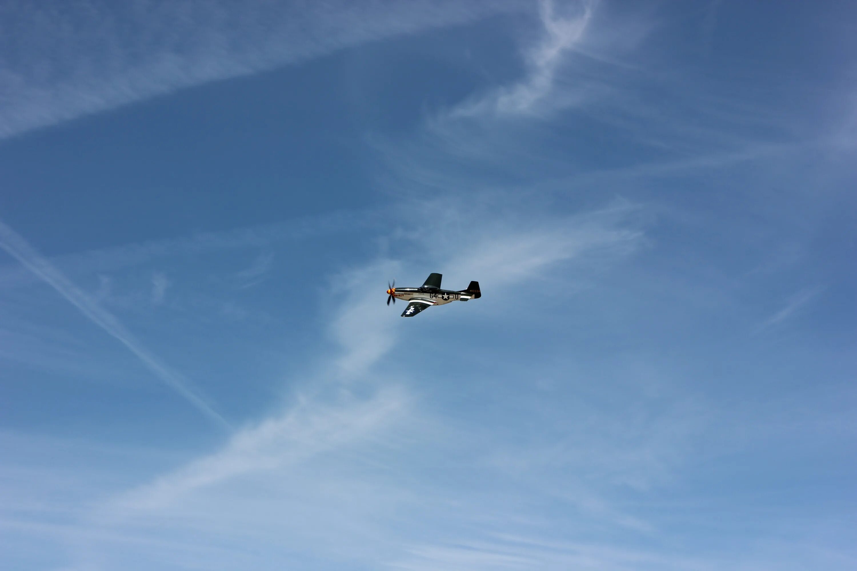 Пилотаж на самолете. Легкомоторный самолет в небе. Самолет в воздухе. Легкомоторный самолет высоко в небе. Воздушный пилотаж.