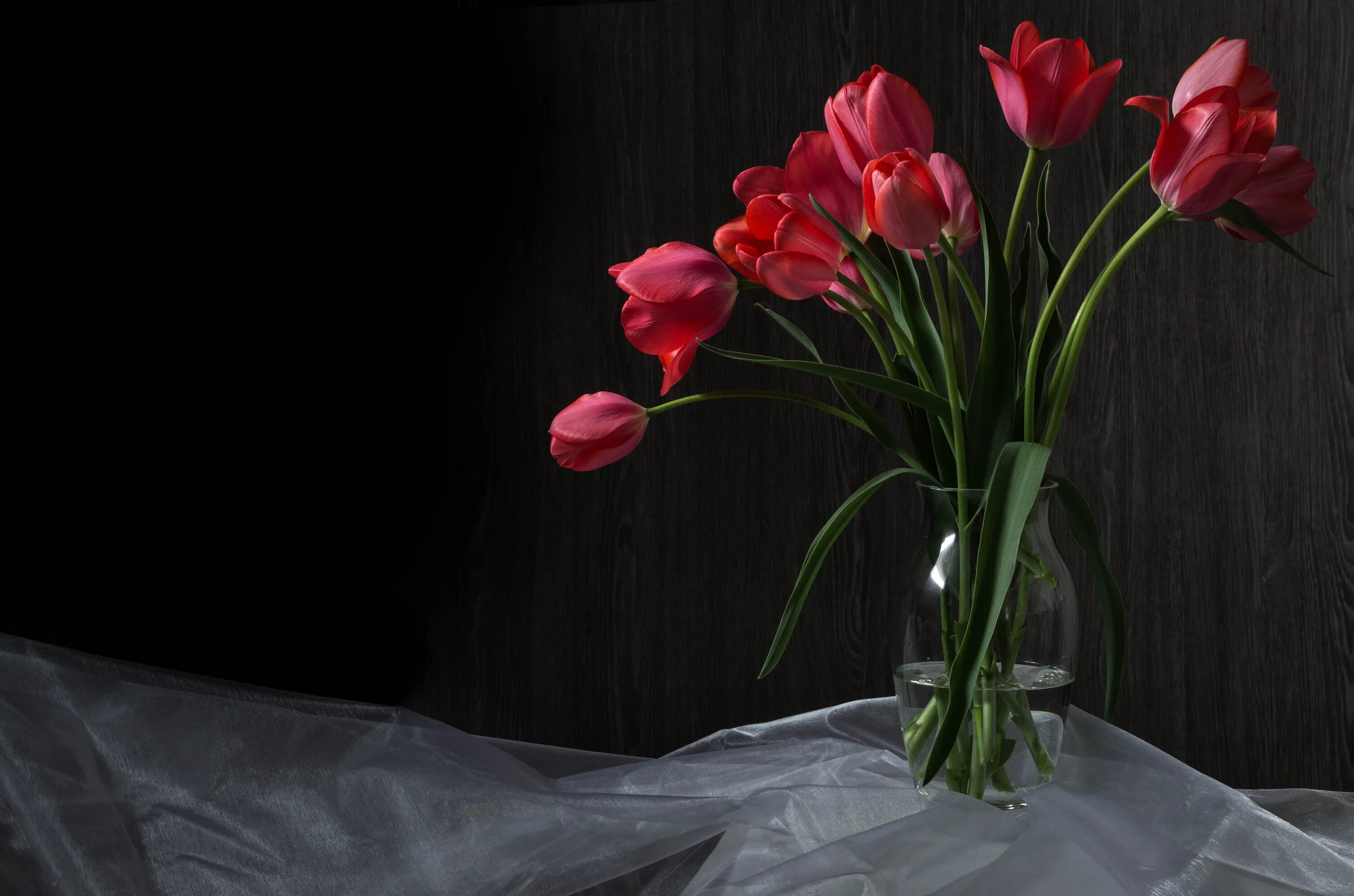 Фото тюльпаны в вазе на столе. Тюльпаны в вазе. Букет тюльпанов в вазе. Красные тюльпаны. Красные тюльпаны в вазе.