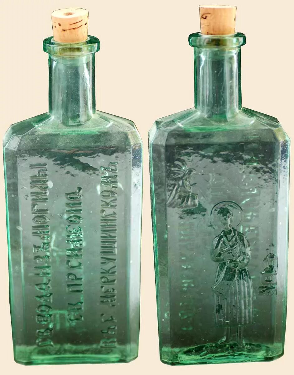 Бутылочка стар. Старинные бутылки. Старинные стеклянные бутылки. Стеклянная бутылка для Святой воды. Коллекция старинных бутылок.