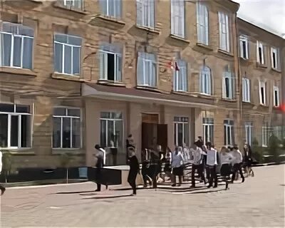 Премьер-министр Дагестана провёл урок мужества в новой гимназии в Каспийске АиФ 