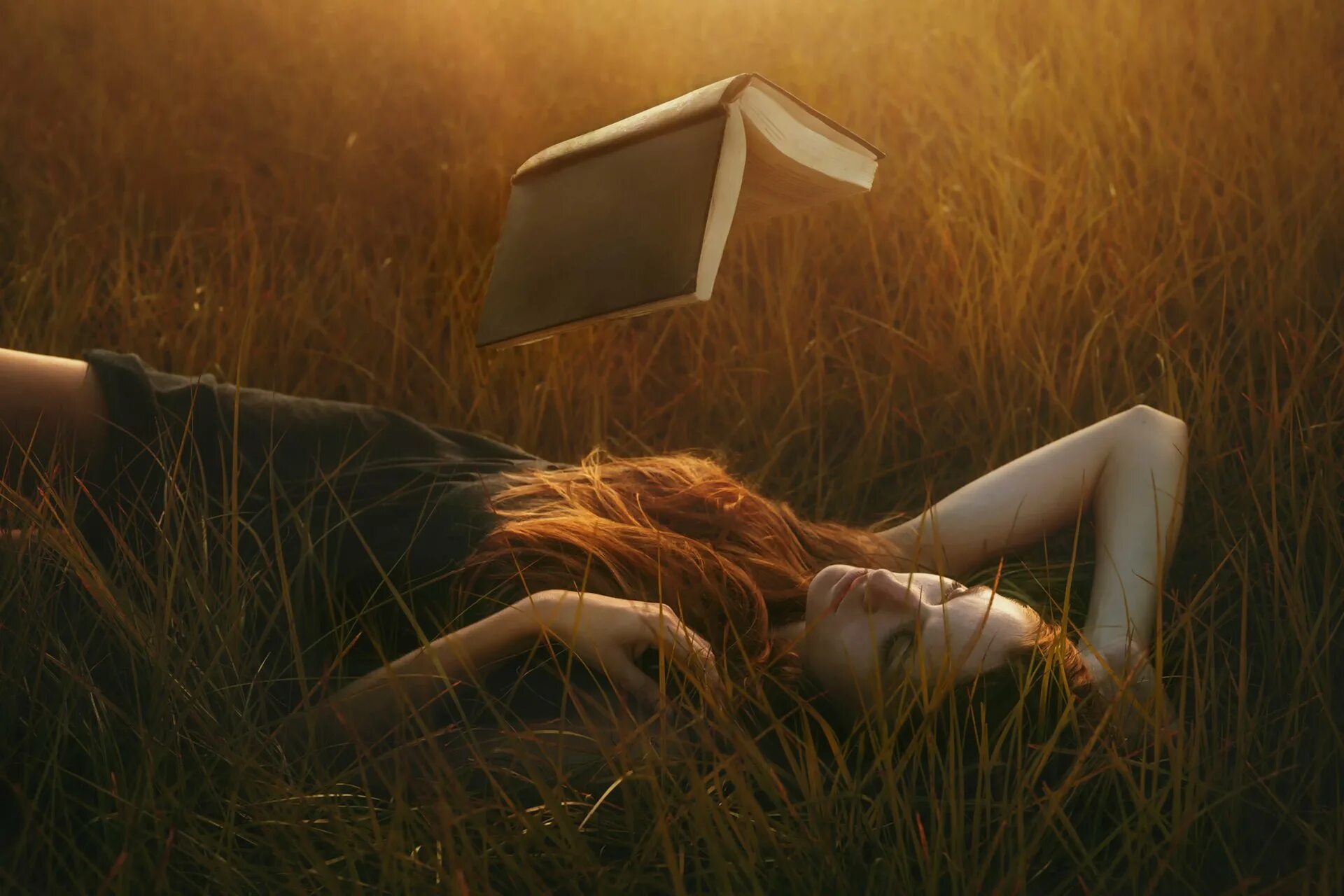 Забытая девушка читать полностью. Tj drysdale. рыжая девушка с книгой. рыжая девушка в траве. рыжая девушка лежит на траве.
