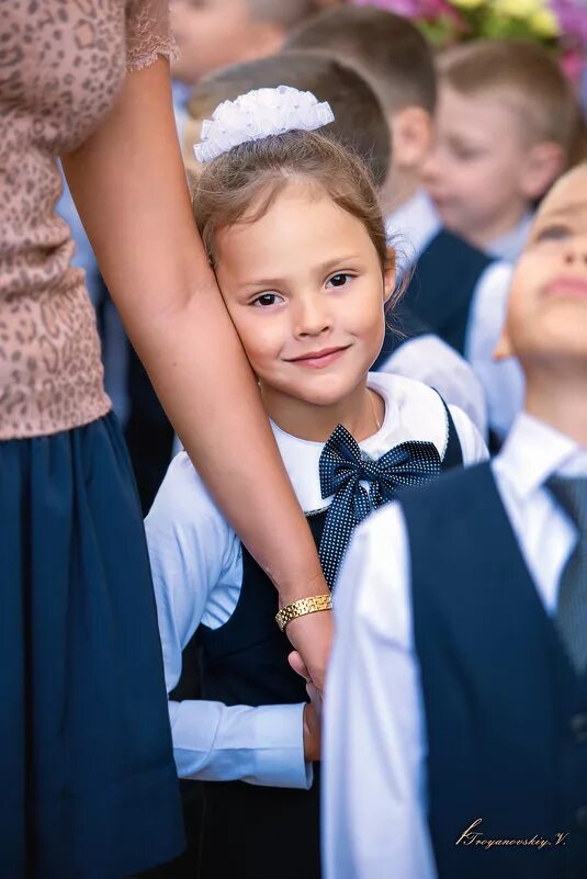 Ц мама. Первоклассницы засветили. Фотосессия мама и дочка. Ц мама. Мать обнимает ребенка.