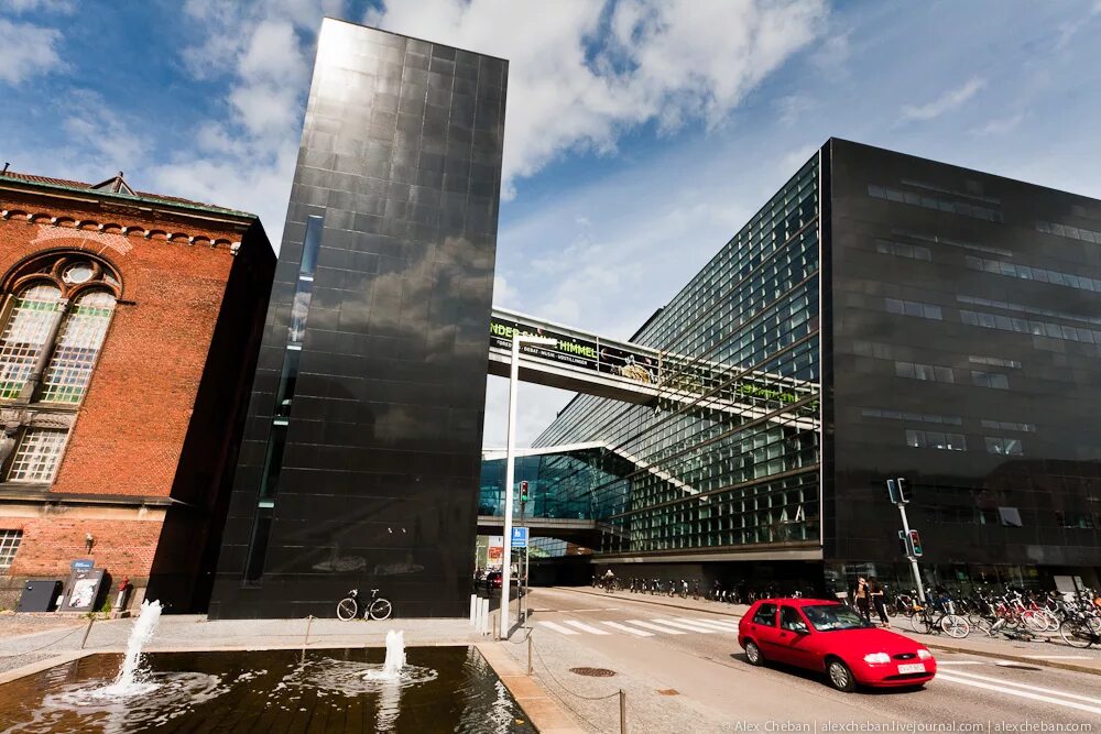 Здание с 4 лет. Bridge on the facade of the building. Здание с 4 лет. Миллениум билдинг, нью -йорк. Зимний дворец эрмитаж фасад.