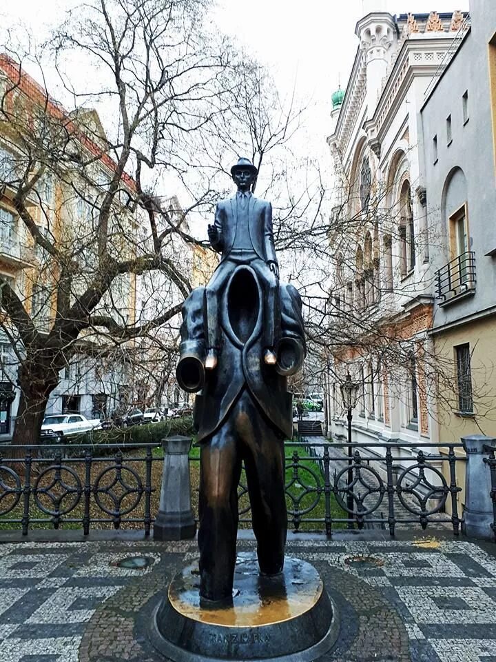 Статуя кафки. Памятник кафке в праге. скульптура кафки в праге. памятник францу кафке. кафка прага.