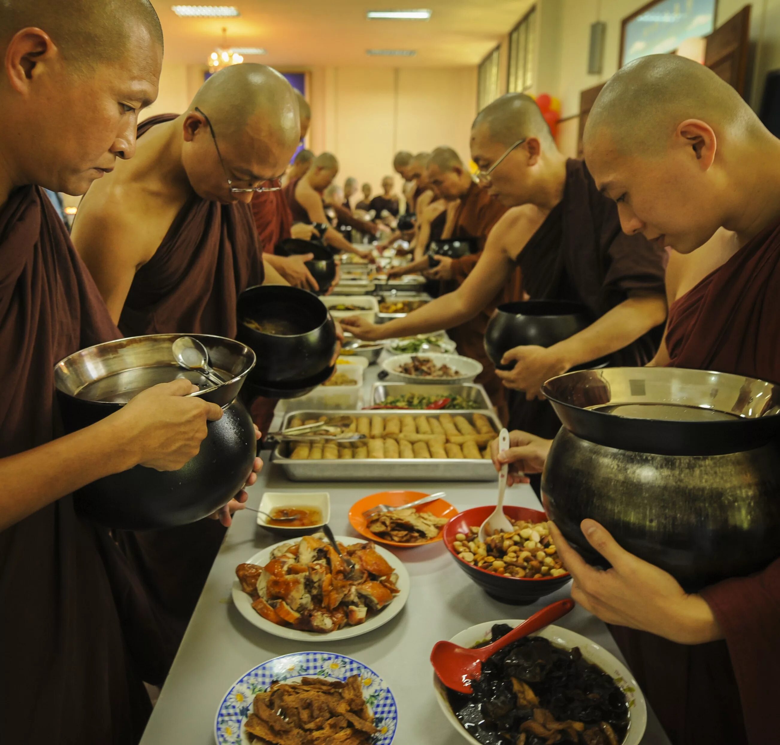 Еда монахов монастыря Шаолинь. Буддистские монахи в столовой. Монах Шаолинь Трапеза. Пища в монастыре. Монахи едят мясо