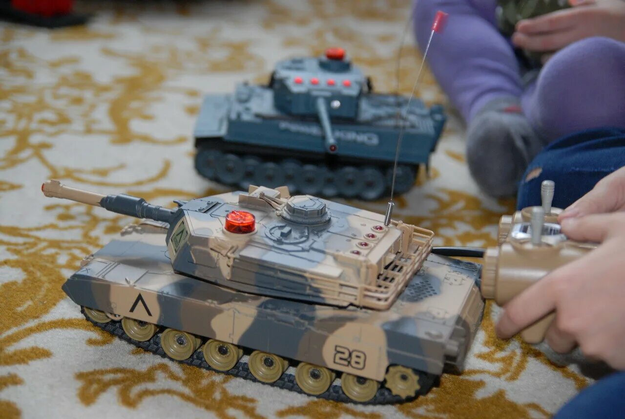 Лучший танковый бой. Пилотаж танковый бой тигр т34. Танковый бой арена. Бои на радиоуправляемых танках. Танк тигр против т-34.