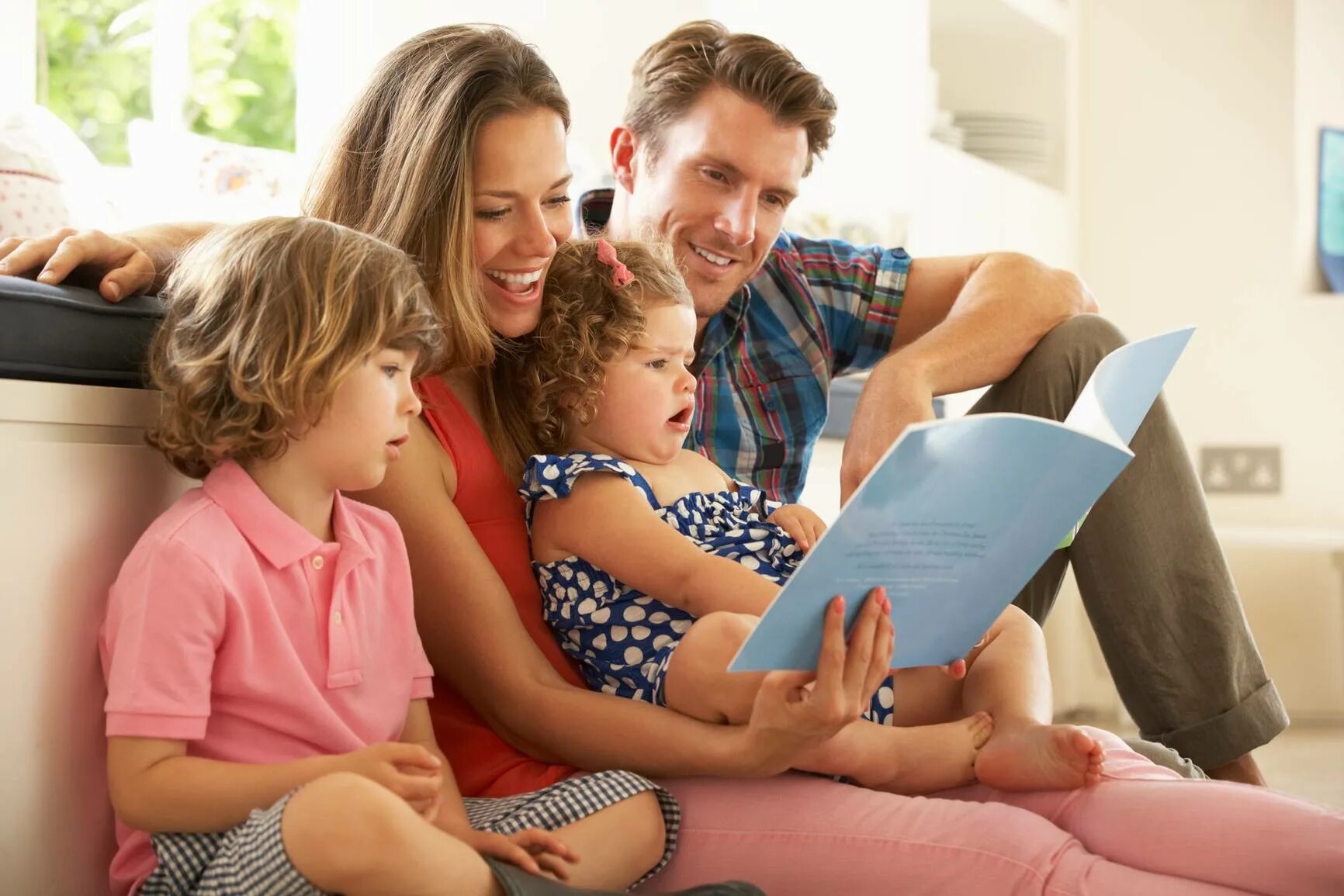 Родительский ребенок. Дети с родителями. Семейное чтение. Воспитание ребенка. Семья читает книгу.