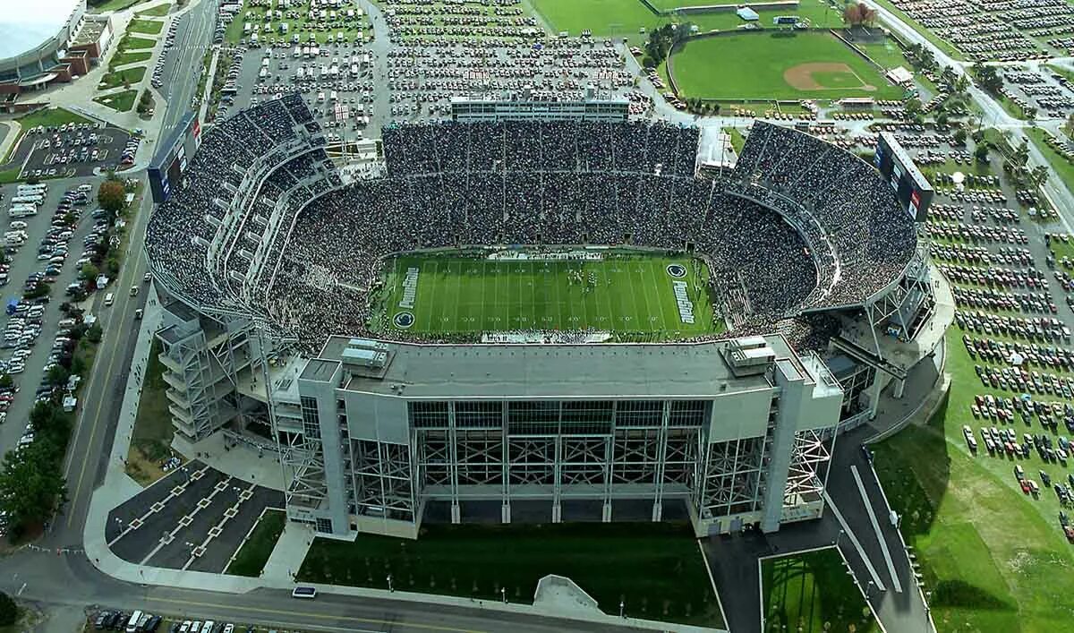 Стадион первого мая Бивер Стэдиум / beaver Stadium. Бунг Карно стадион. Самый большой футбольный стадион в мире по вместительности людей. Самый большой самый большой футбольный стадион в мире.