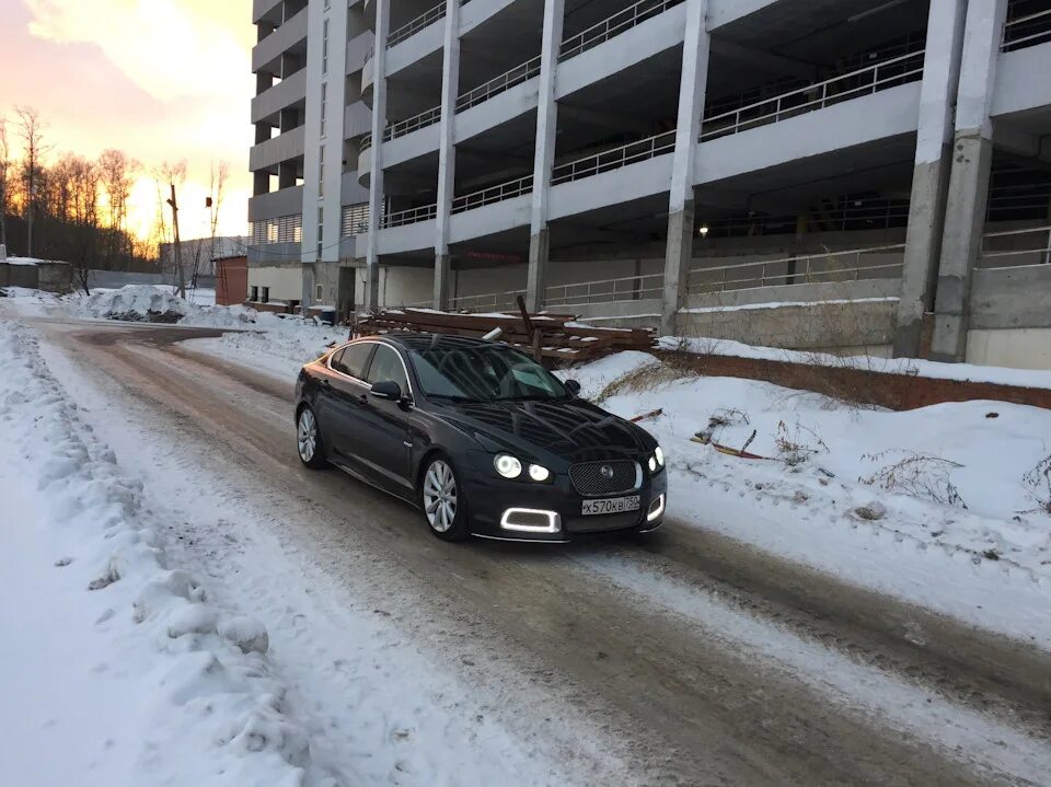Car parking снег. Зимняя стоянка. Припаркованные автомобили зимой. Машины в снегу во дворе. Snow car 2015 игра.