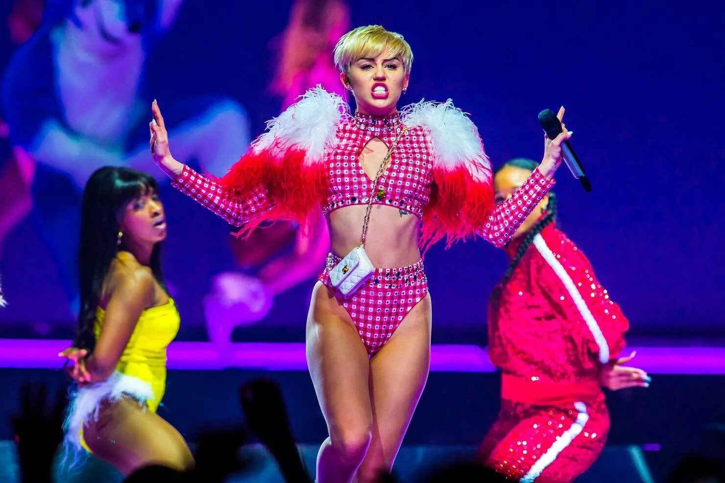 Miley myself. Милли Миррор певица. Милли Mirror Mirror. Miley Cyrus Bangerz Tour. Miley Cyrus Bangerz.