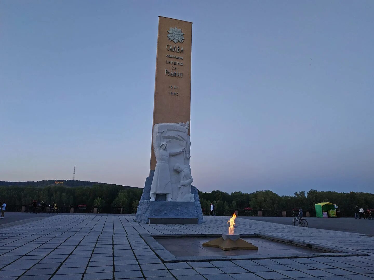 Мемориалы в кемерово. Новый мемориал в кемерово. Памятник воину освободителю в кемерово. Монумент воину освободителю в кемерово. Трептов-парк мемориал в кемерово.