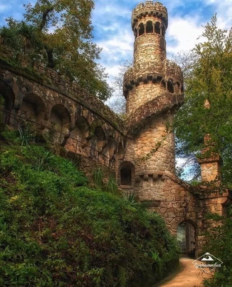 Какая красивая башня. Регалейра Синтра. Город Синтра Португалия. Quinta da Regaleira Португалия. Синтра Кинта да Регалейра.