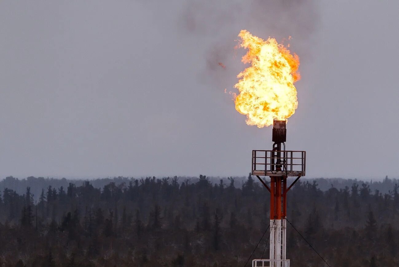 Факел сжигания попутного газа. Факел сжигания попутного газа. Попутный нефтяной газ месторождения. Газовая вышка. Добыча попутного газа.
