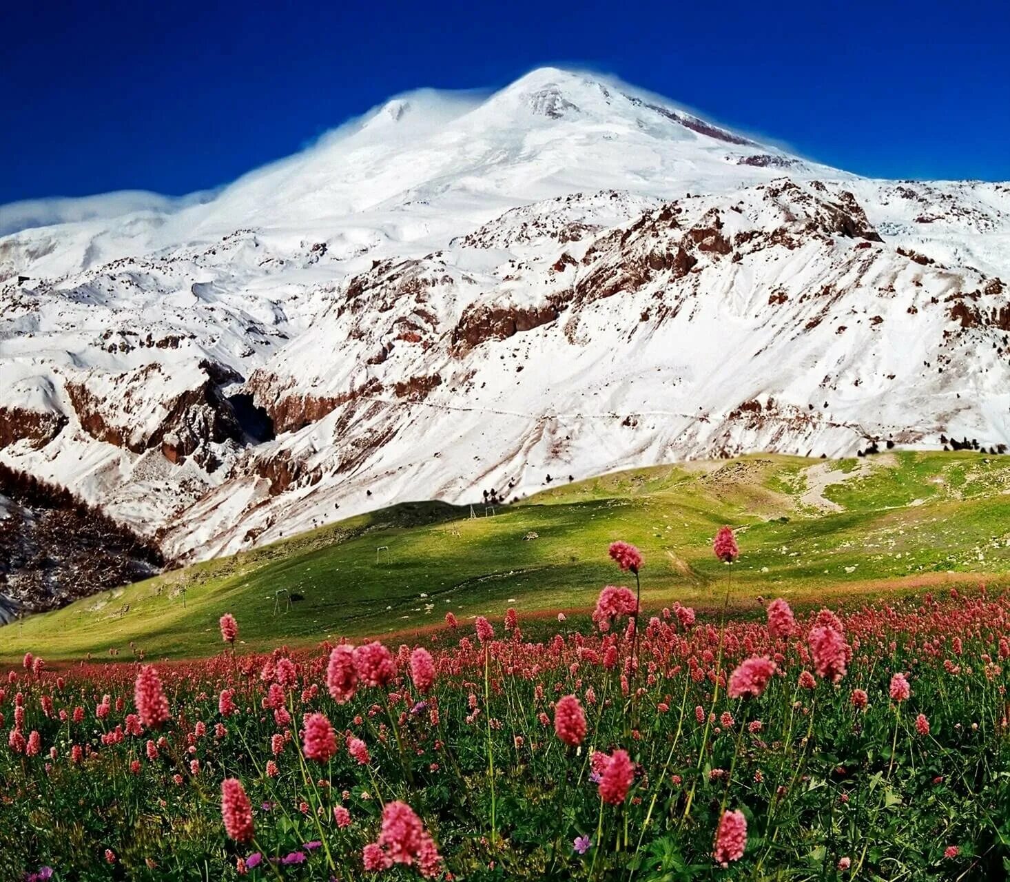 Эльбрус находится в европе. Гора Эльбрус (Кабардино-Балкария, Карачаево-Черкесия). Кисловодск горы Эльбрус. Вершина горы Эльбрус. Гора Эльбрус 5642.