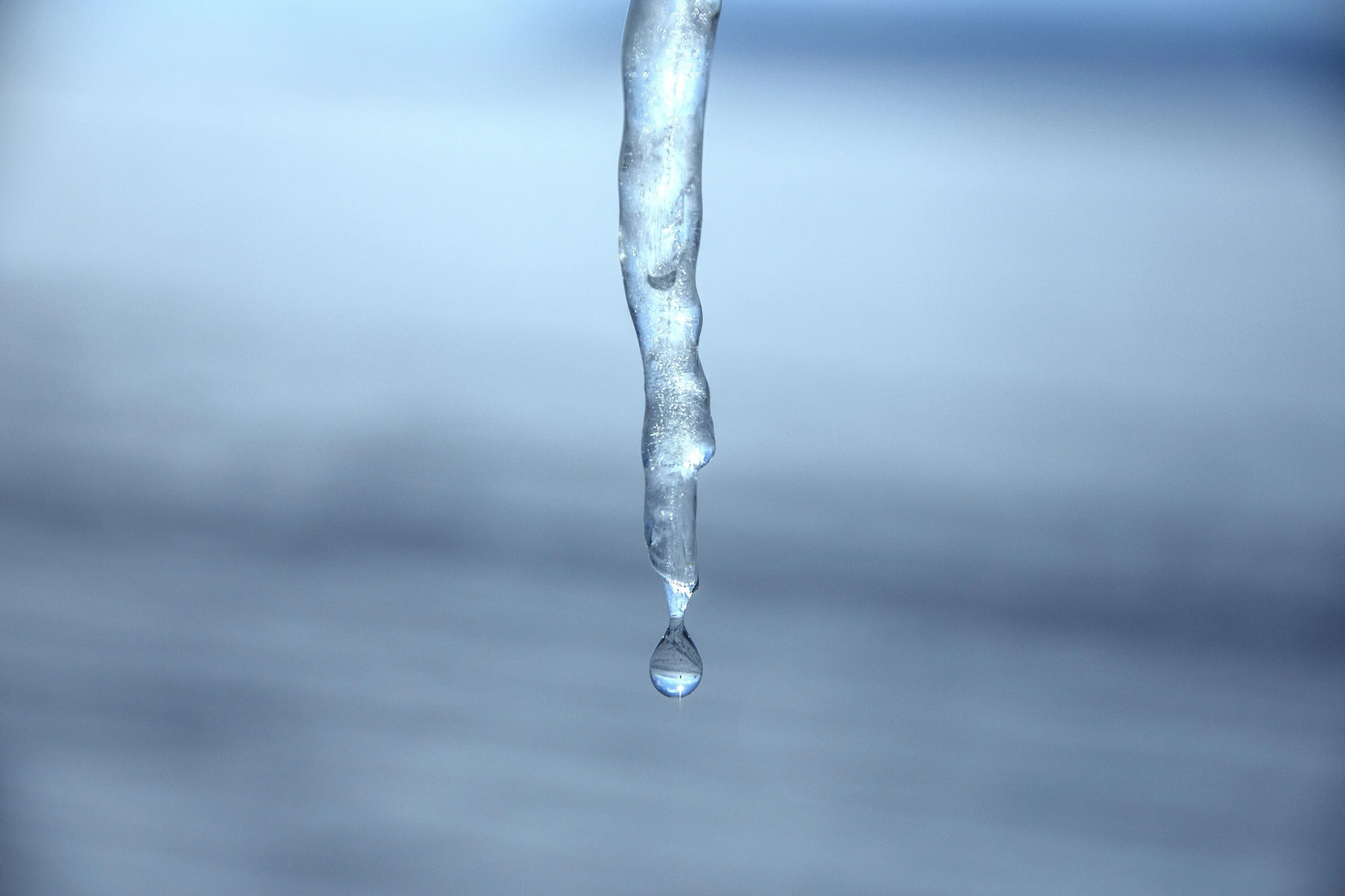 Лед растаявший он вода. Капли воды. Сосулька. Таяние воды. Сосульки капель.