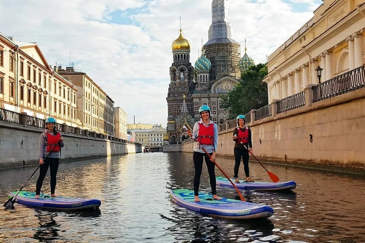 Ездила в питер. Sup прогулка Санкт-Петербург. САП серфинг СПБ. САП серфинг по каналам в Санкт-Петербурге. На САП борд в Петербурге.