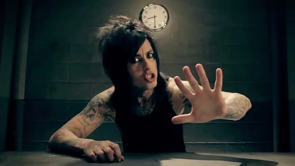 Voice in my head falling in reverse. Ронни радке drugs. ронни радке 2011. falling in reverse 2011. ronnie radke im not a vampire.