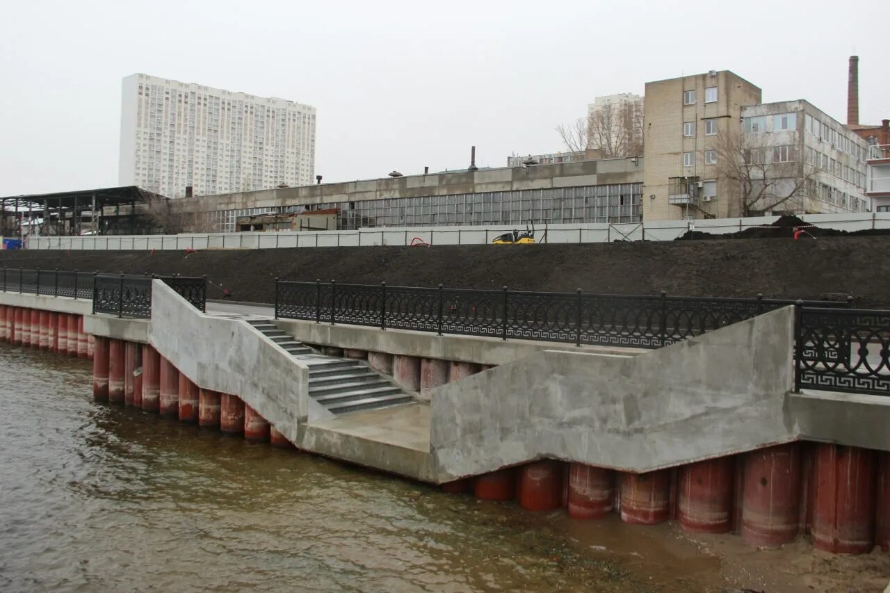 Где наб. Нижний новгород набережная самолеты. нижний новгород здание на набережной коричневое. проход через ворота к набережной нижний новгород.