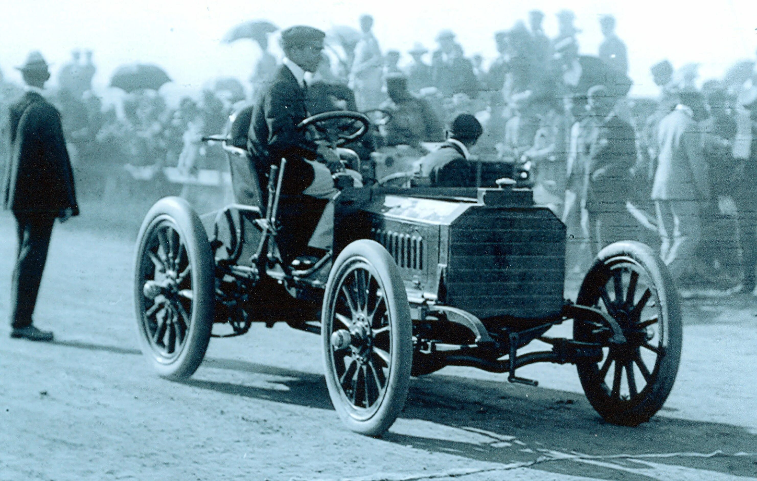 Видео 1 автомобиля. Mercedes 35hp 1901. Первый автомобиль Мерседес 1901. Самый первый Мерседес 1901. 35 НР Мерседес.