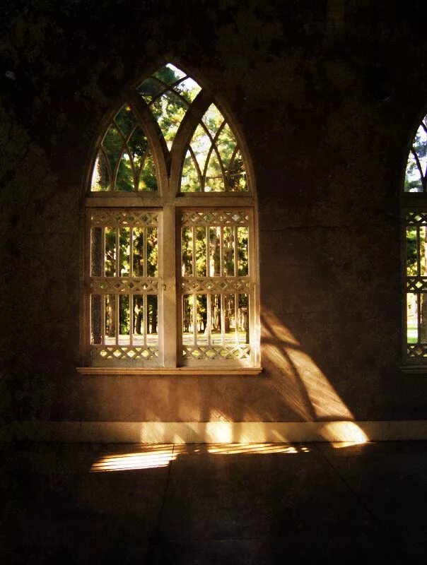 В замках были окна. Окно в замке. Окно в старинном замке. Замковые окна. Окна Хогвартса.