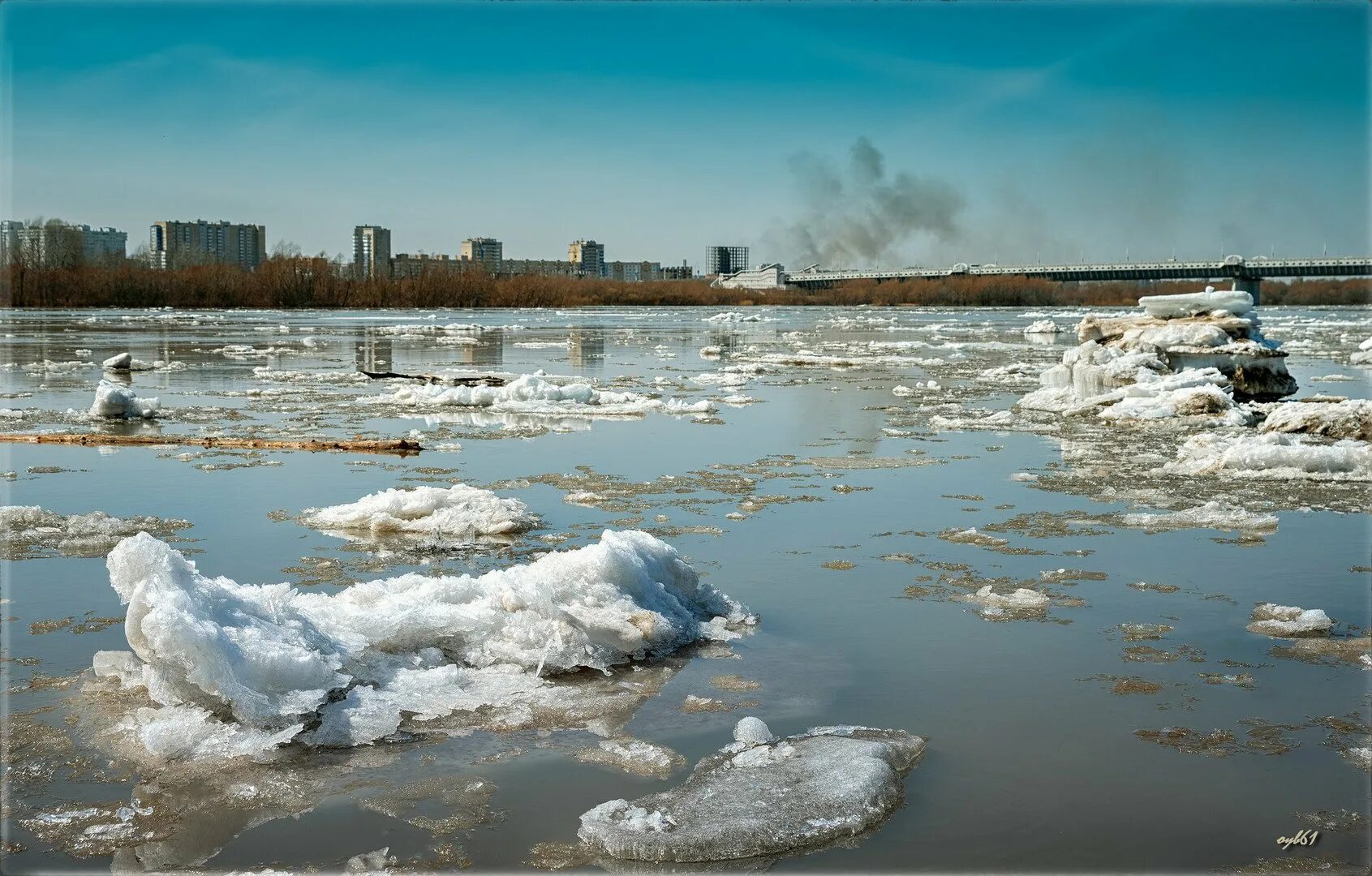 Ледоход на реке Волга. Ледоход весной в Омске. Ледоход в Астрахани.