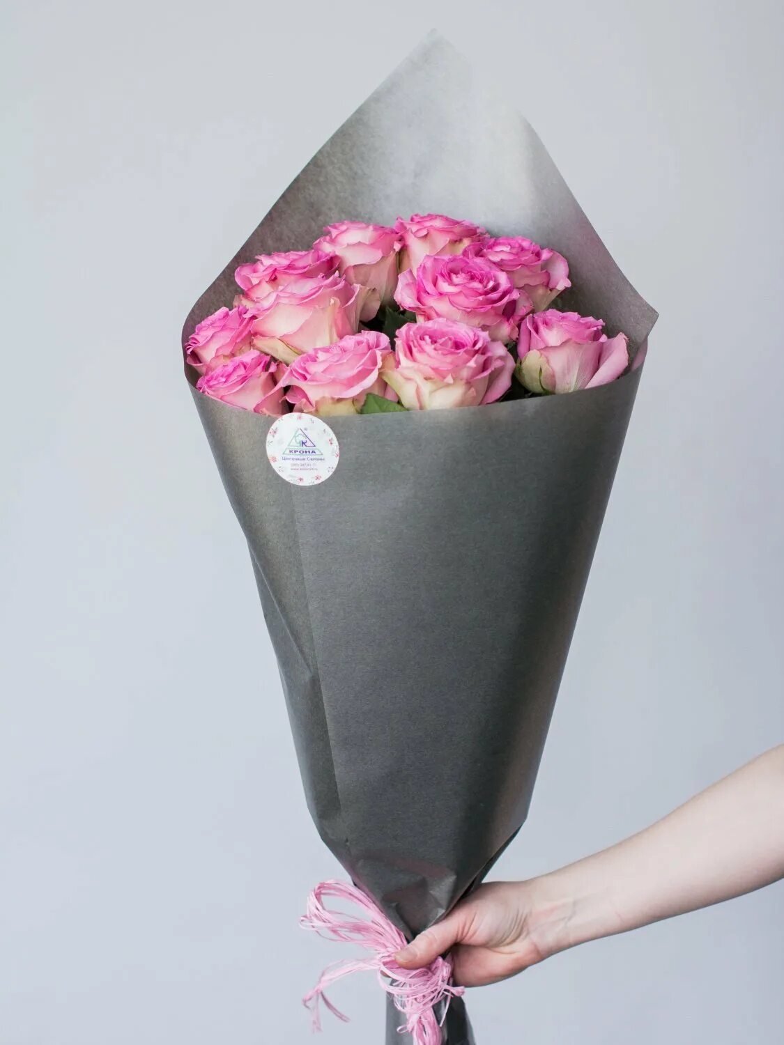 Во что упаковывают цветы. Упаковка для цветов. Упаковка цветовв бумагу. Упаковка роз в бумагу. Красивая упаковка для цветов.