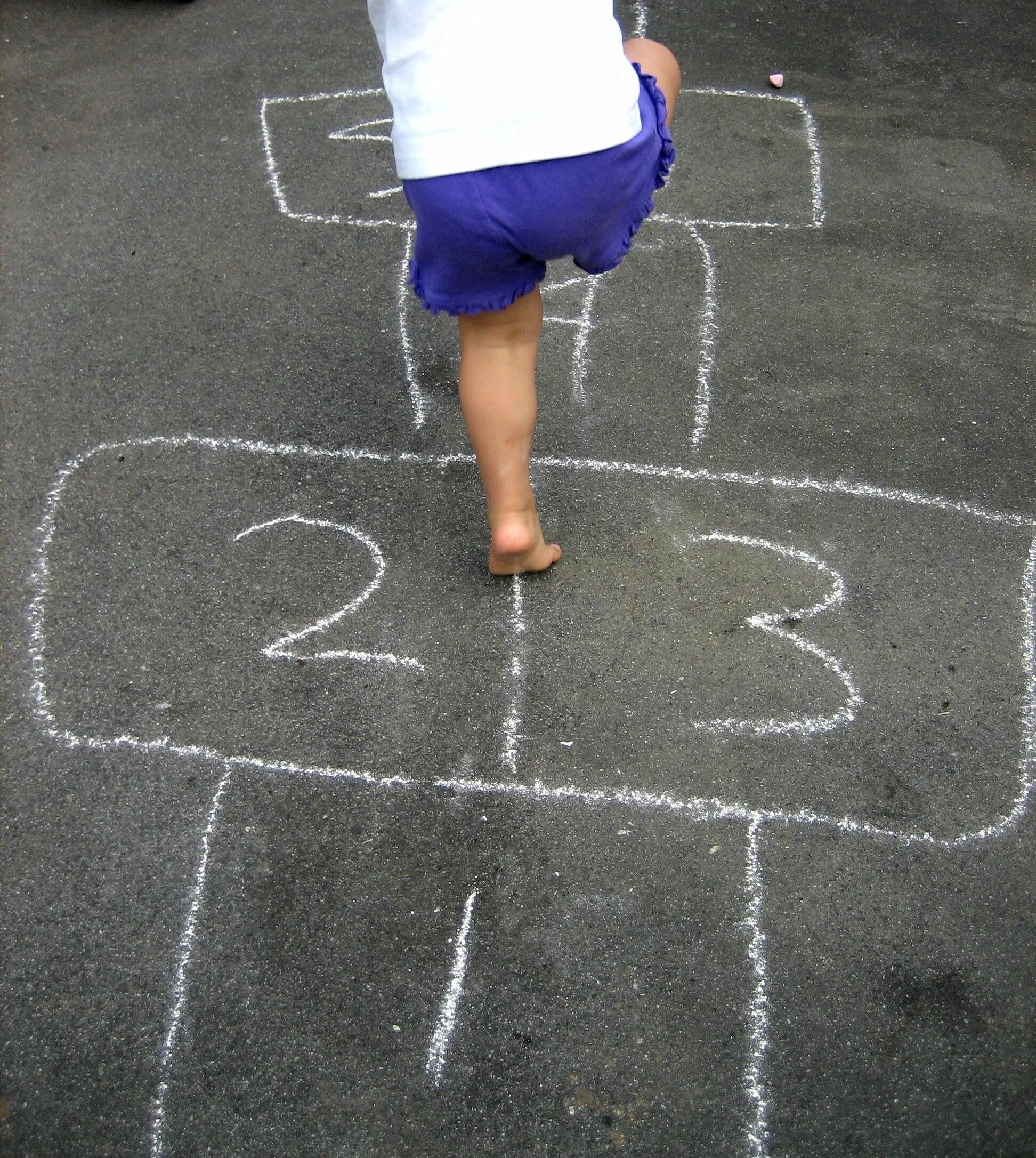 Картинки хоппи хопскотч. Hopscotch перевод. Playtime hoppy hopscotch. Hopscotch картинки для детей. Playtime hoppy hopscotch.