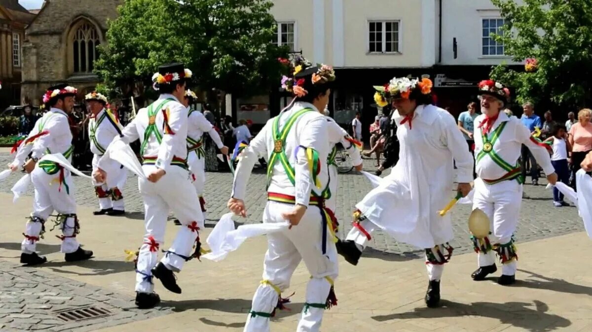 Танец англичан моррис. Танец моррис великобритания. Английский танец. Morris dancers в великобритании. Моррис танцы в британии.