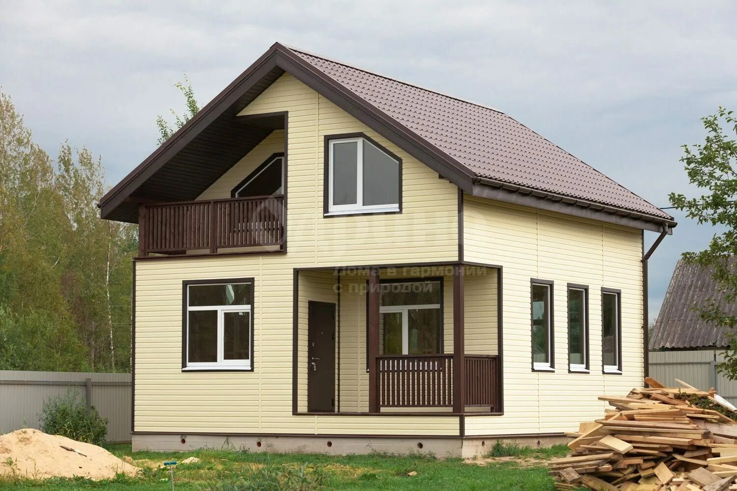 Отделка фасада каркасного дома. Каркасник в имитации бруса. Дом имитация бруса. Отделка фасада каркасного дома. Внешняя отделка каркасного дома.