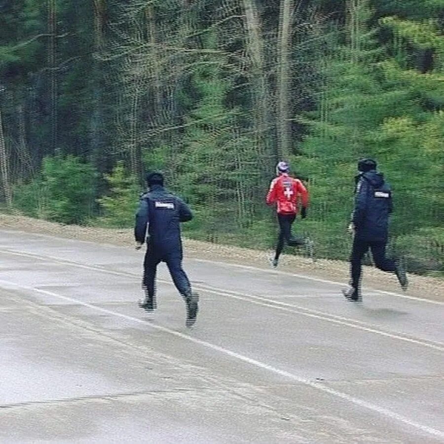 Убегает от полиции. Полиция бежит. Человек бежит от полиции. В погоне за преступником