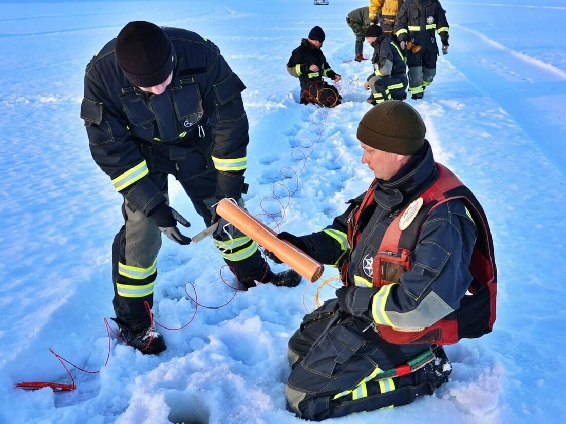 На реках севера на сегодня архангельск. Лед на реке. Ледоход лед. Сход льда на реке. Подрыв льда на реках.