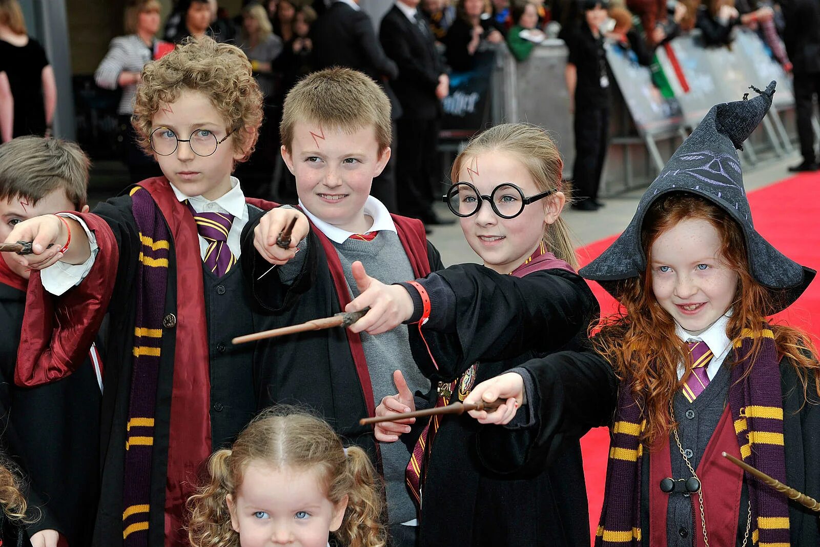 детский лагерь в стиле гарри поттера. профессор флитвик из гарри поттера. альбус дамблдор орден феникса. школа гарри поттера гриффиндор. дети хогвартса.