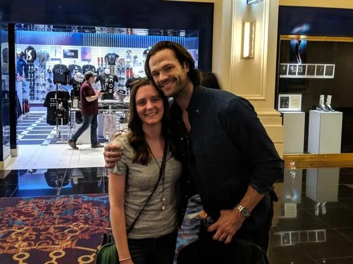 Знаменитость и журналисты. Встреча с кумиром. Джаред лето с поклонниками. Встреча со знаменитостью. Встреча со знаменитостью.