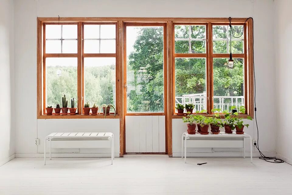 Деревянные окна в интерьере квартиры. Flushed wood window. Современные деревянные окна в квартире. Деревянные окна и двери. Окно оак.