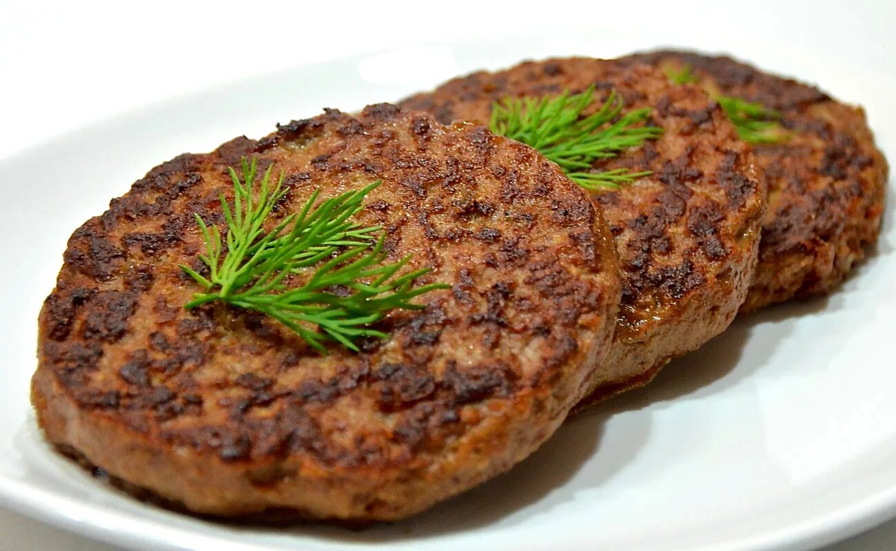 Печеночники рецепт из куриной. Печеночники из куриной печени. печеночные биточки из куриной печени. шницель печеночный йола. печеночники из говяжьей печени.