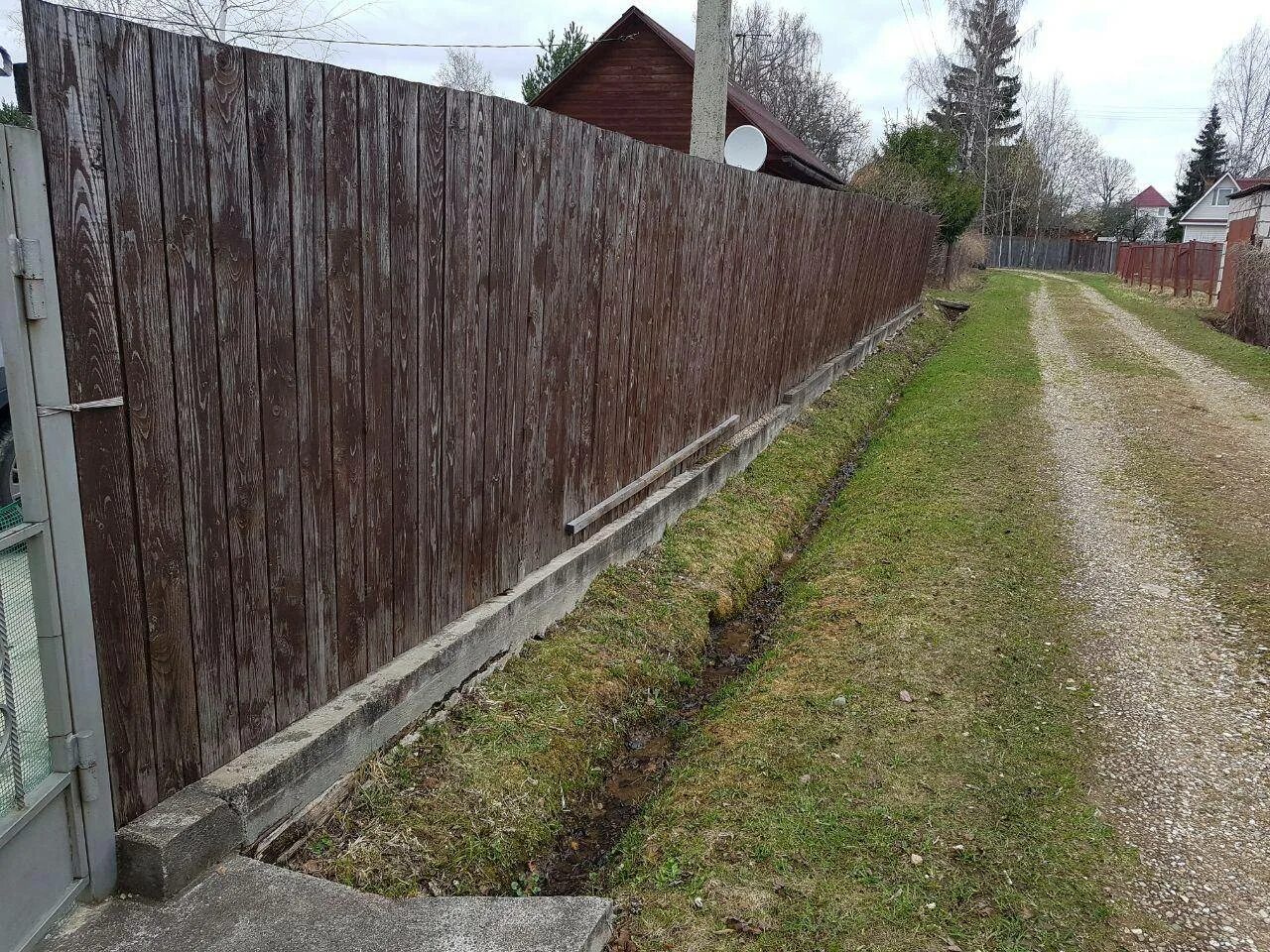 Деревянный забор на фундаменте. Забор между участками. Забор в канаве. Цоколь деревянного забора.