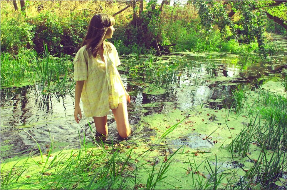 Девушка в болоте. Девочка в болоте. Девушка болото. Красивые девушки в болоте.