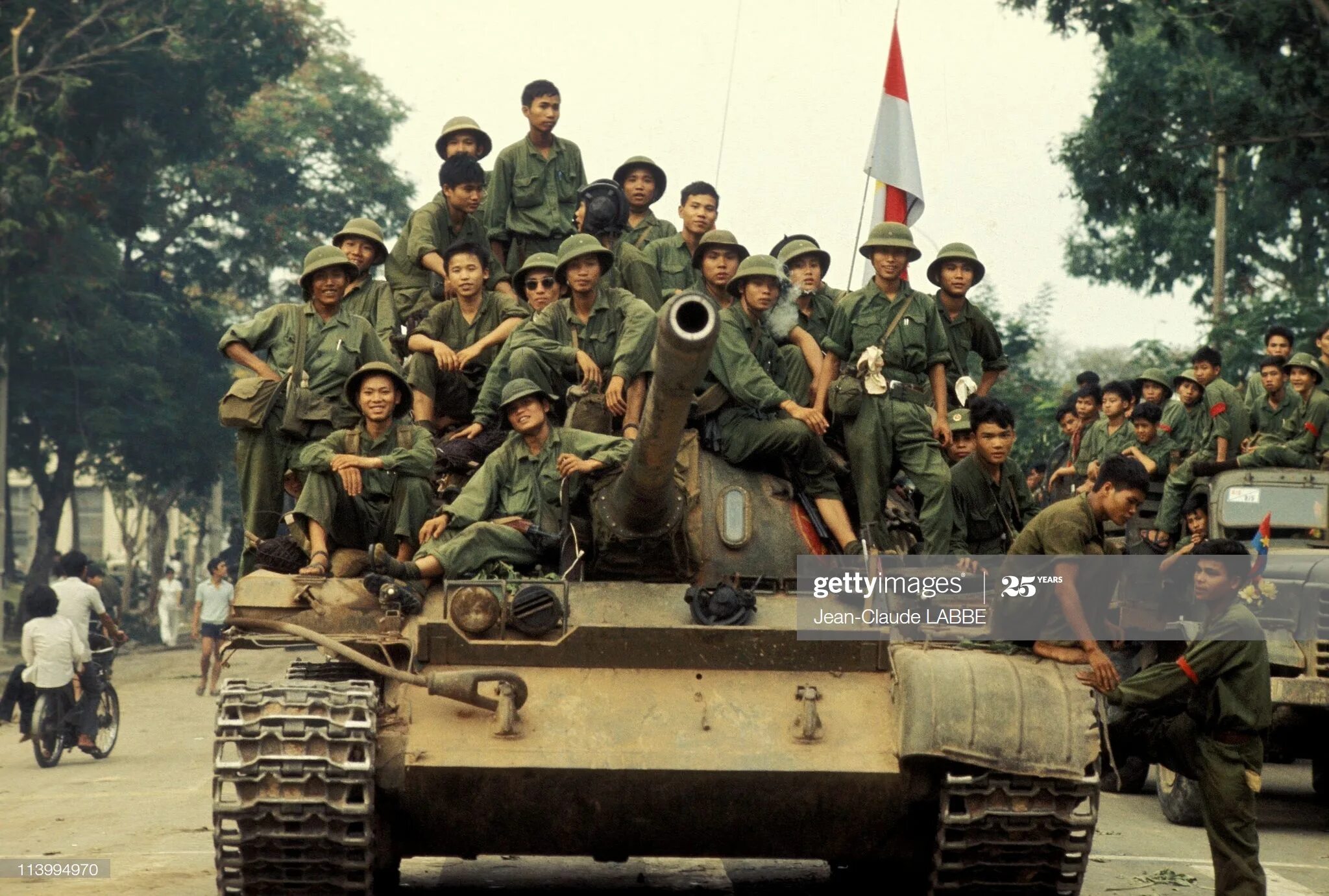 Вьетнамская армия в Сайгоне 1975. Национальный фронт освобождения Южного Вьетнама (НФОЮВ). Сайгон 30 апреля 1975. Русский вьетнамец