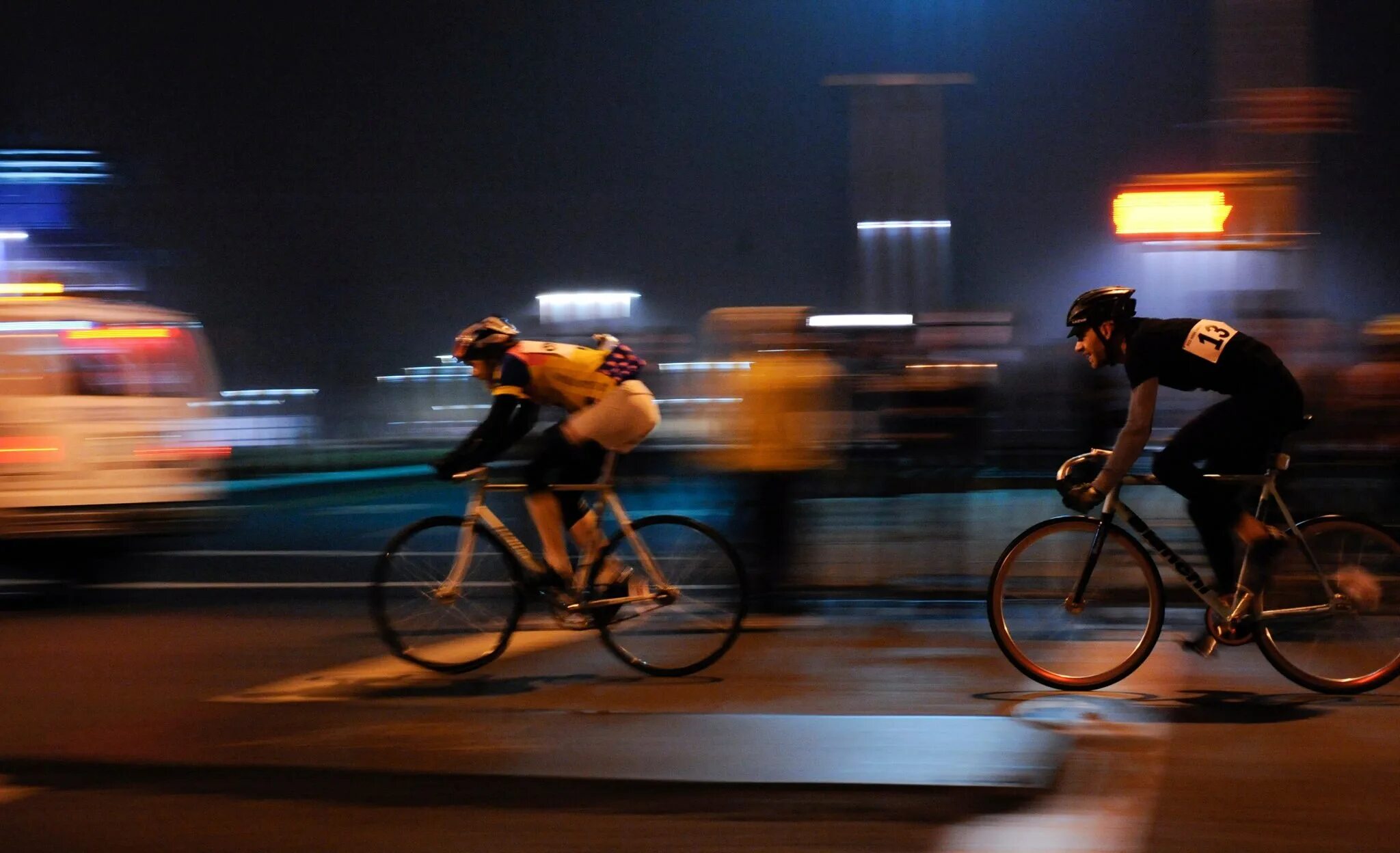 Велосипедист. Велосипед ночью. Велосипедист ночью. Велосипедист в темноте. Велосипедист двигался по шоссе