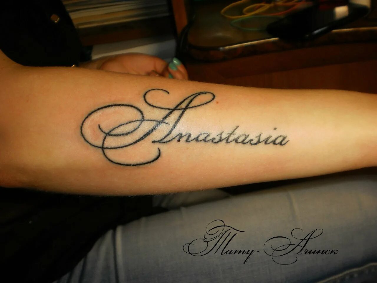 тату настя. тату с именем настя. татуировка с именем анастасия на руке. туту с именем анастасия. тату надпись на руке.