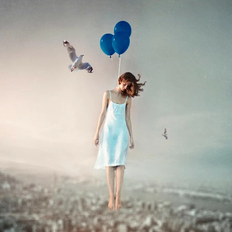 Фото мастер и маргарита маргарита летает. Девушка парит в небе. Девушка отпускает птицу. Летала по прежнему. Крыло самолета.