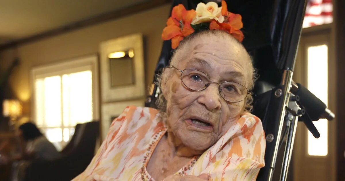 100 летняя бабушка. Самая старая с. Бабка 90 лет. Хендрикье ван андел-схиппер. Самая старшая женщина в мире.