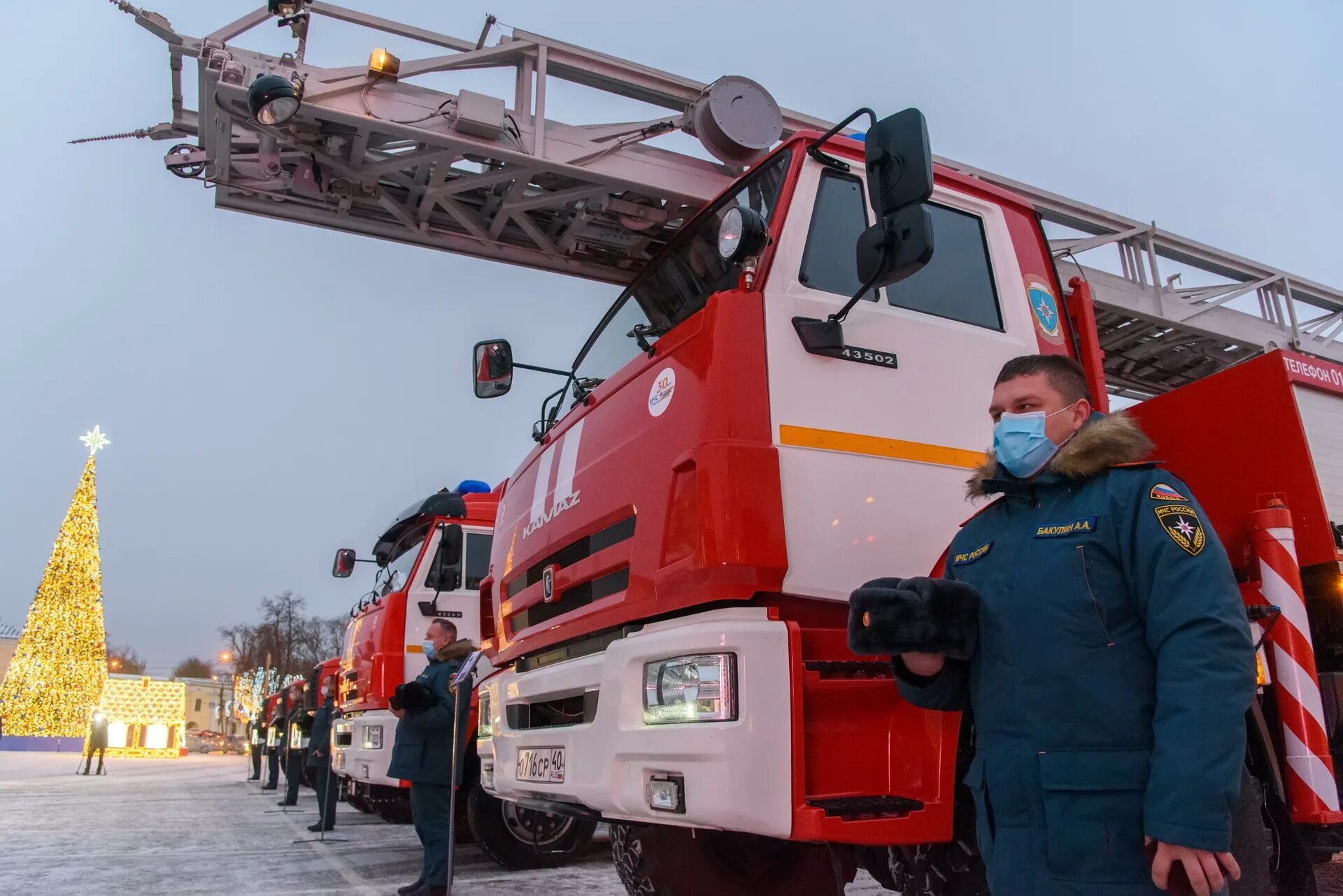 Сколько зарабатывают спасатели. Новый пожарный КАМАЗ 2021. Автопарк МЧС России. Спецтехника МЧС. Пожарная техника МЧС России.