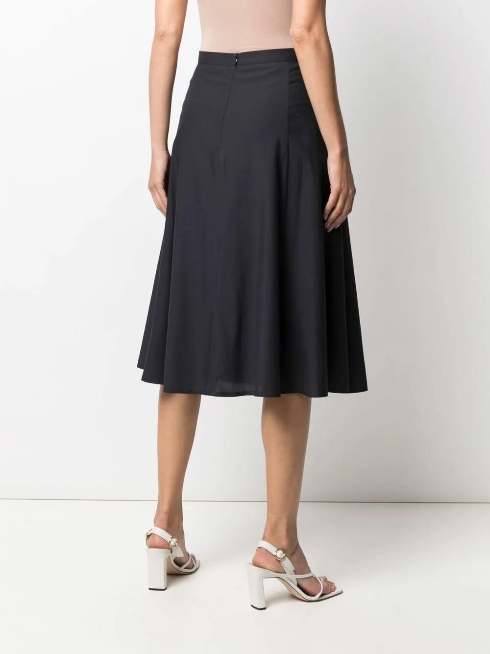 Юбка миди а силуэт. Юбка белая миди колокол. Юбка а-образного силуэта. Юбка а силуэта миди. Серая юбка миди.