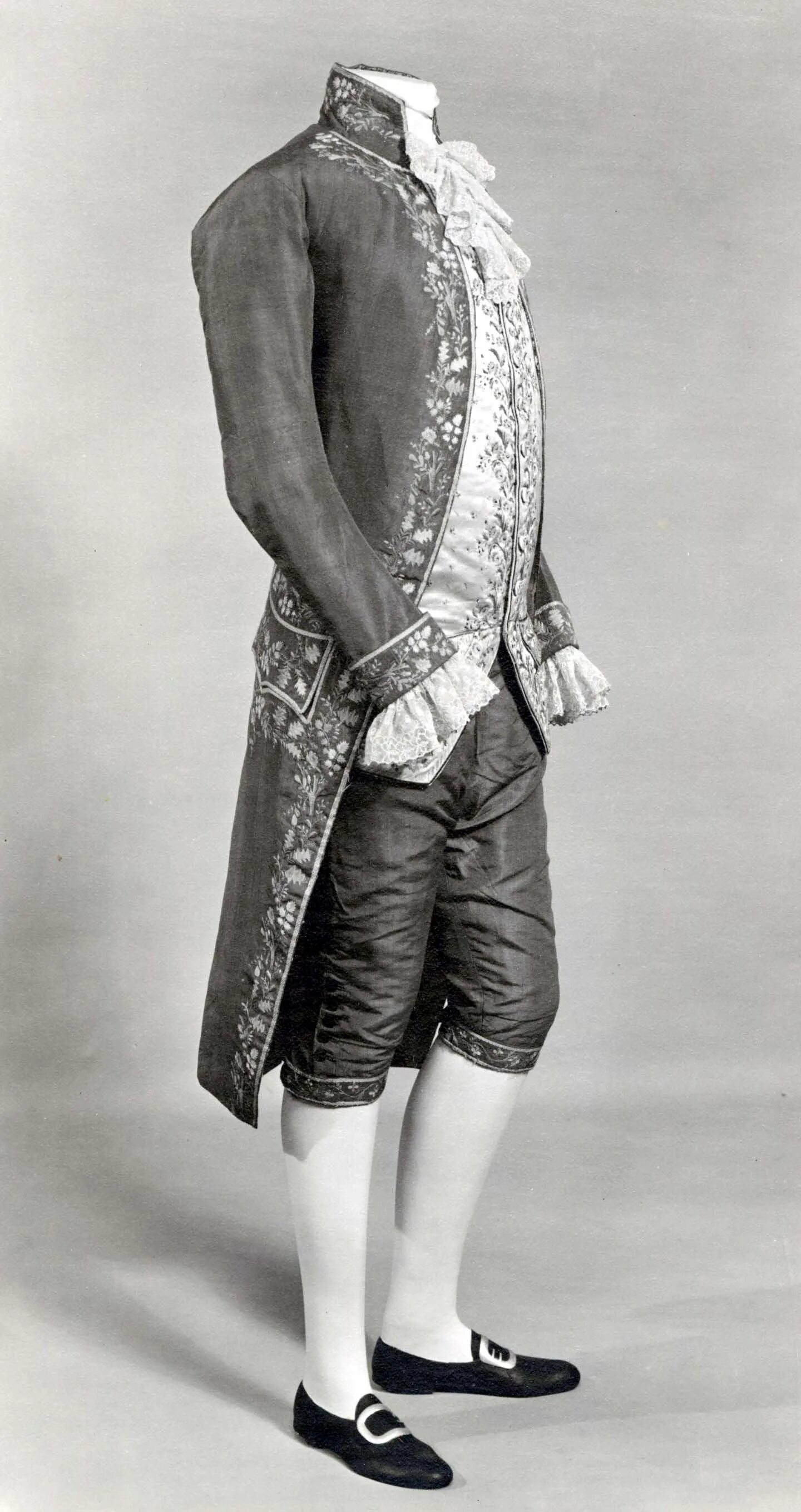 Старый мужской костюм. Кюлоты мужские 18 век. Старинный костюм мужской. 18 Век одежда мужская. Одежда 18 века мужская.