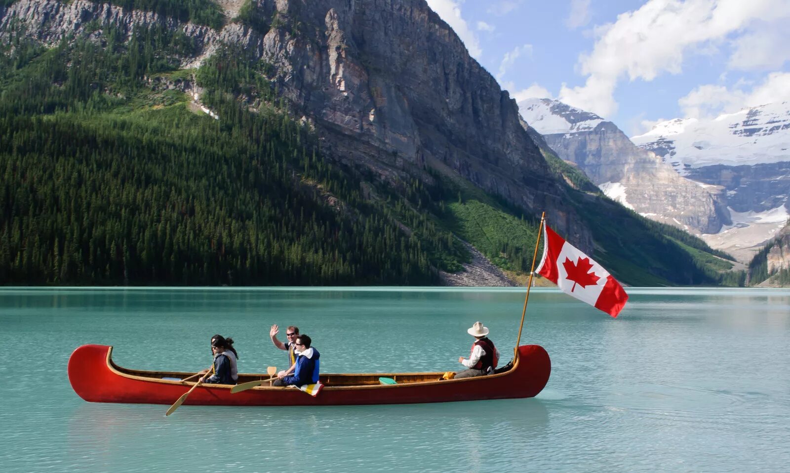 Канада самое главное. Озеро Луиз Банф Канада. Национальный парк Банф Канада туристы. Парк Банфф Канада каное. Канада Банф флаг.